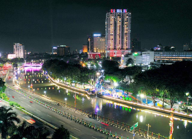 EKSOTIK: Sungai Kalimas Surabaya benar-benar semakin eksotik di malam hari. | Foto: Humas Pemkot Surabaya