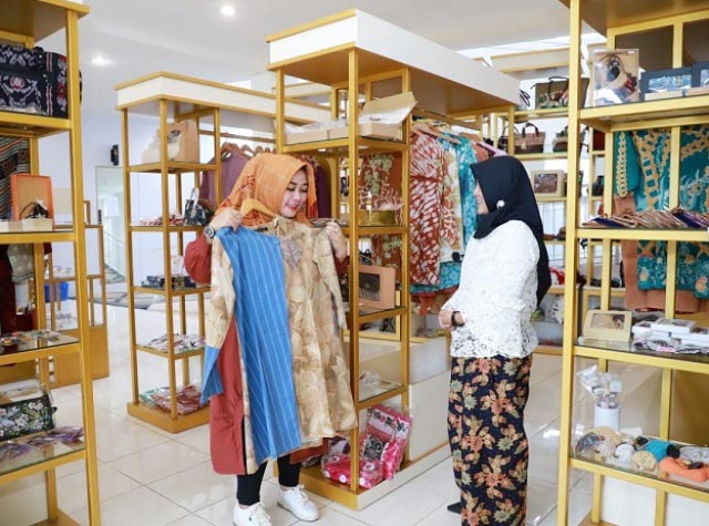 BIKIN BANGGA: Wakil Ketua DPRD Surabaya, Laila Mufidah (kiri) kunjungi Surabaya Griya Gallery. | Foto: IST