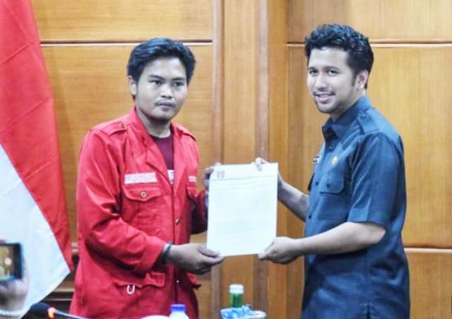 KAJIAN ILMIAH: Emil Dardak terima kajian ilmiah tolak kenaikan BBM subsidi dari GMNI Surabaya. | Foto: IST