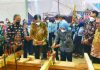 KAPAL TRADISIONAL: Kiki Yuliati tinjau pembuatan kapal di Bengkel PPNS Paciran, Lamongan. Barometerjatim.com/IST