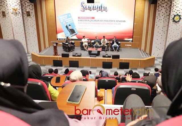 KARYA NAWARDI: Peluncuran buka “Parlemen Jalanan ke Parlemen Senayan” di UINSA Surabaya. | Foto: Barometerjatim.com/ROY HS