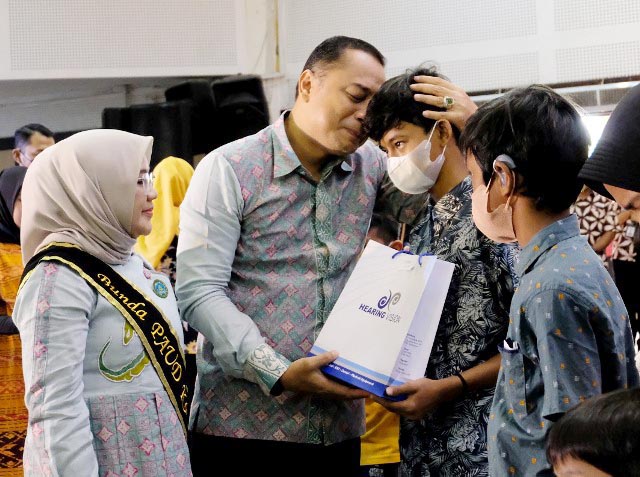 PENUH SAYANG: Eri Cahyadi hadiri peringatan Hari Disabilitas Internasional di Surabaya. | Foto: Barometerjatim.com/IST