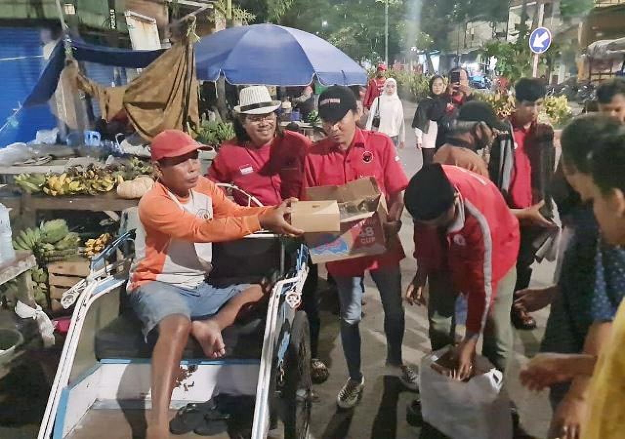 Awal Ramadhan, PDIP Surabaya Berbagi dengan Wong Cilik Lewat Grebek Sahur