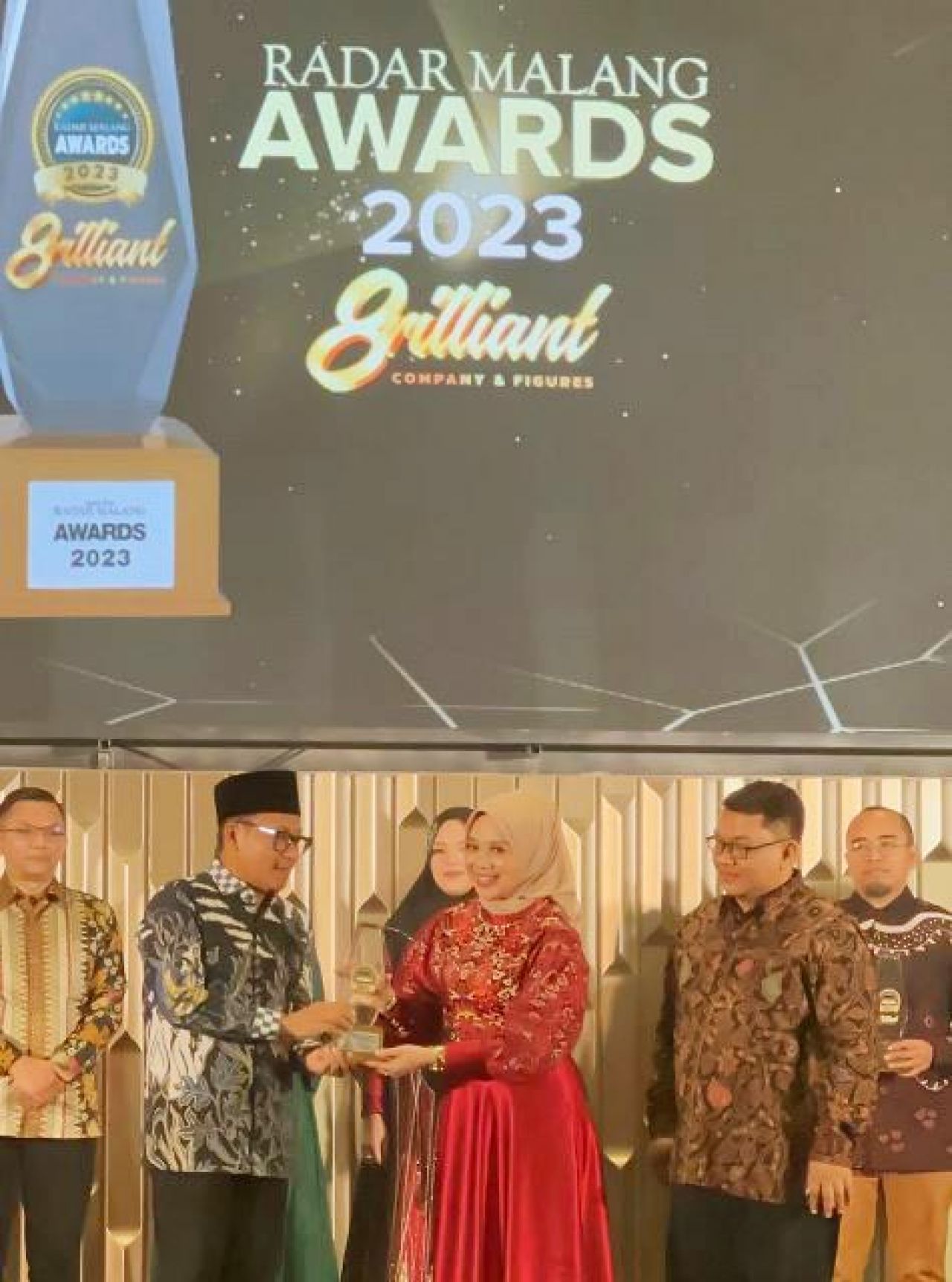 Produktif dalam Berkarya, Dekan FEB UWG Malang Kembali Diganjar Penghargaan Excellent Figures