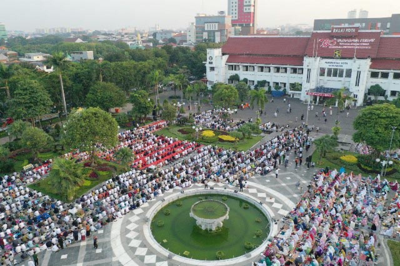 Eri Cahyadi Shalat Idul Fitri di Taman Surya, Khatib Rektor UINSA Surabaya