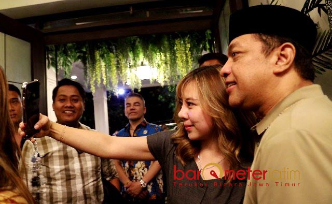 SAMBUTAN HANGAT: Salah seorang influencer foto bareng Gus Hans. | Foto: Barometerjatim.com/RQ