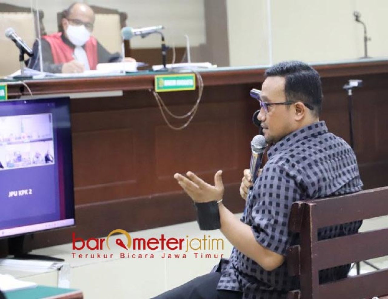JADI SAKSI: Blegur Prijanggono saat jadi saksi di persidangan Sahat. | Foto: Barometerjatim.com/RQ