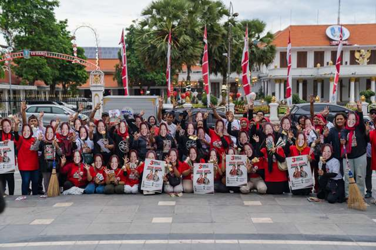Aksi Simpatik, Relawan Risma-Gus Hans Bagi-bagi Mawar Putih di Depan Grahadi!