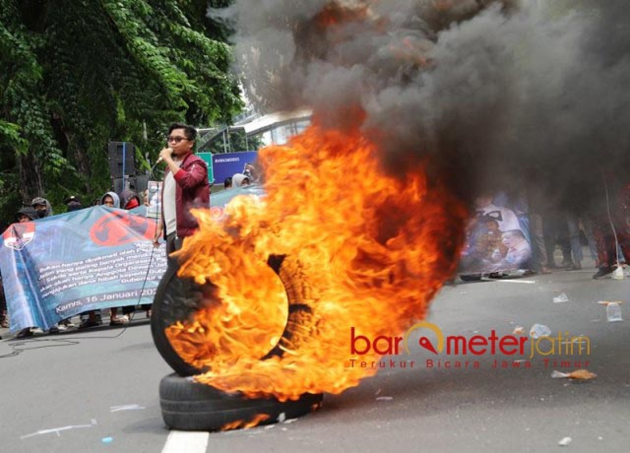 DEMO DI GRAHADI: Kholik Firmansyah, orasi berapi-api saat Jaka Jatim demo di depan Grahadi. | Foto: Barometerjatim.com/RQ