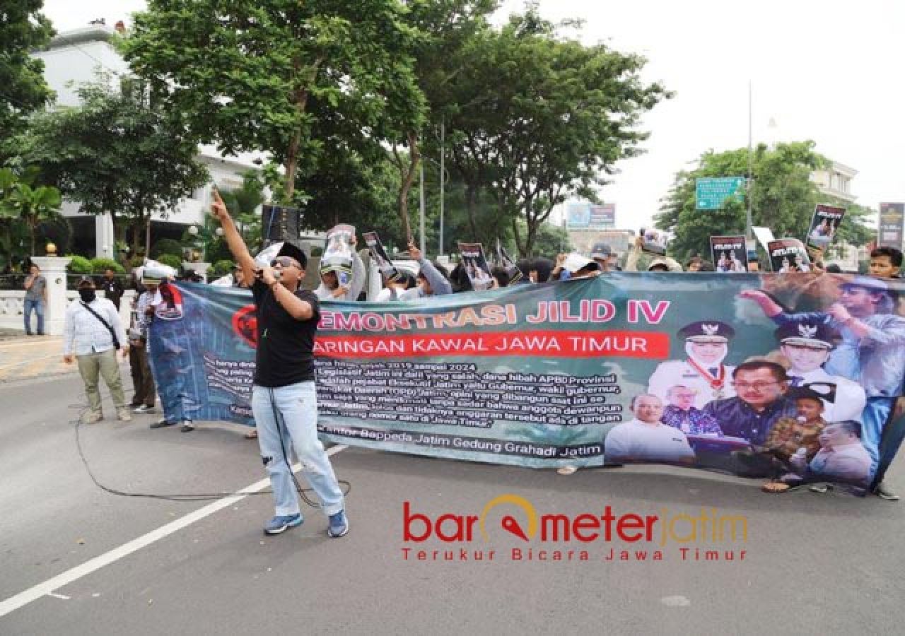 DEMO DI BAPPEDA: Musfiq, pimpin aksi demonstrasi di depan kantor Bappeda Jatim. | Foto: Barometerjatim.com/RQ