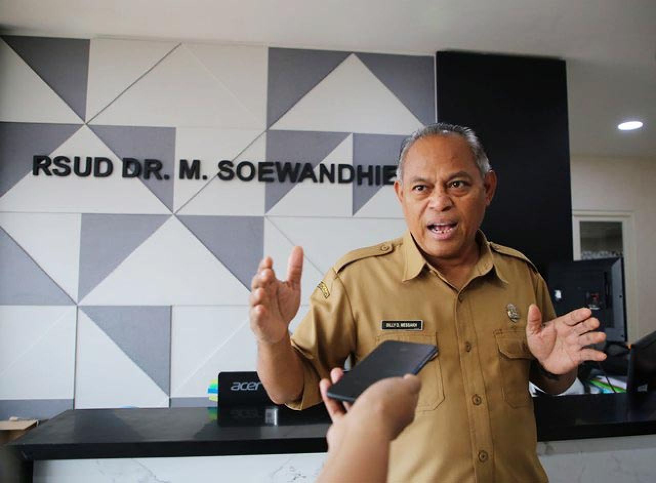 MINTA MAAF: Billy Daniel Messakh, minta maaf untuk ketidaknyamanan pasien. | Foto: Barometerjatim.com/HPS