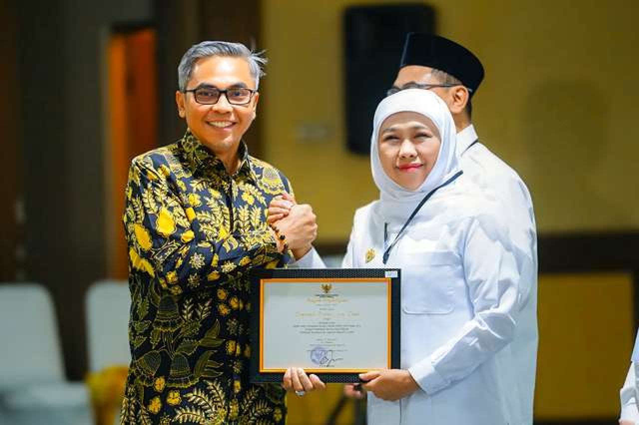 BUKAN KONDISI RIIL: Setyo Budiyanto serahkan piagam penghargaan capaian MCP kepada Khofifah. | Foto: IST