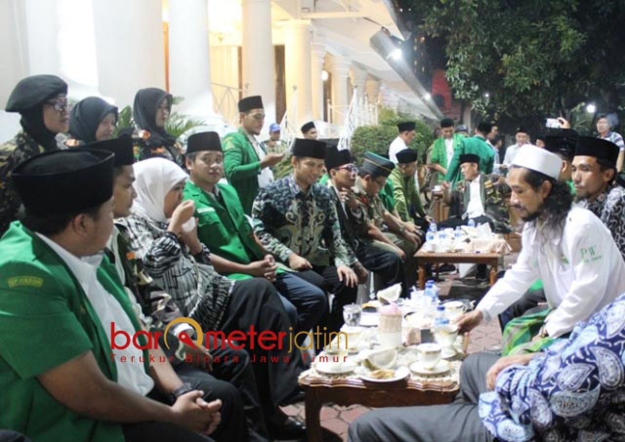 DIJAMU KHOFIFAH: Ansor Jatim di era Gus Abid dijamu Khofifah di Grahadi usai Rakorwil. | Foto: Barometerjatim.com/DOK