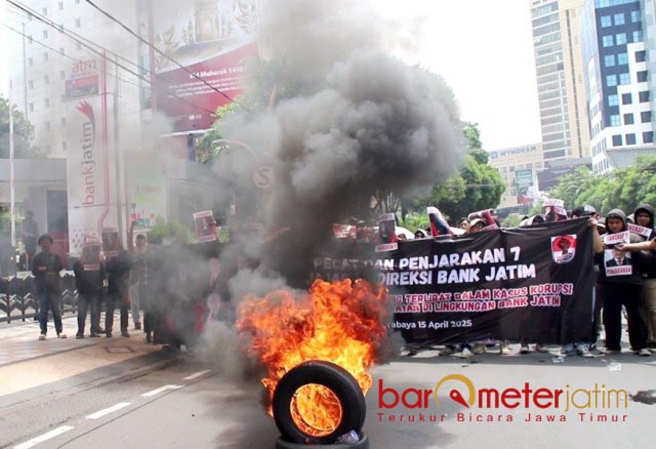 PECAT KOMISARIS-DIREKSI: Jaka Jatim menggelar aksi di depan kantor pusat Bank Jatim. | Foto: Barometerjatim.com/RQ