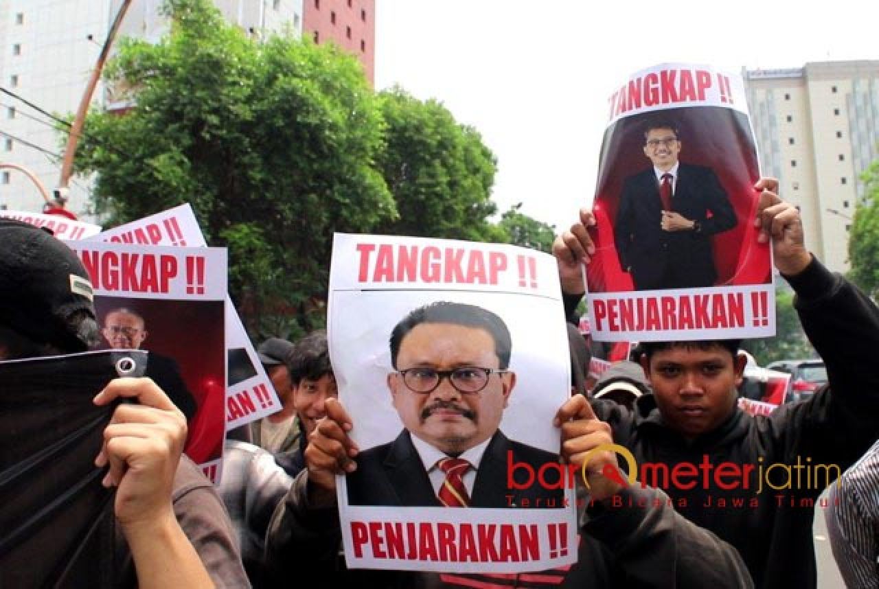 PECAT DAN ADILI: Massa usung poster bergambar direksi dan komisaris Bank Jatim. | Foto: Barometerjatim.com/RQ