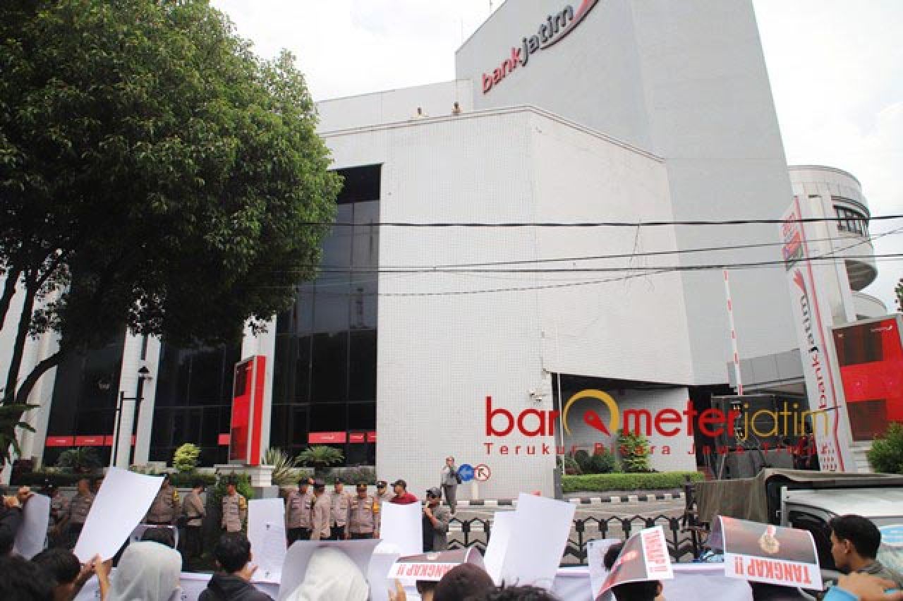 PENUH MASALAH: Bank Jatim, dalam setahun uang yang 'dirampok' hampir Rp 1 triliun. | Foto: Barometerjatim.com/RQ