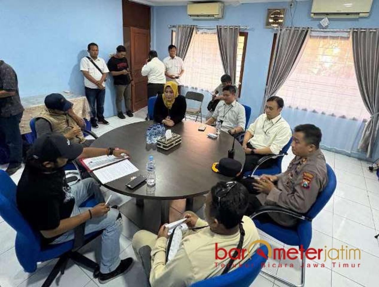 DIALOG: Perwakilan Jaka Jatim diterima pihak kantor Bank Papua Cabang Surabaya. | Foto: Barometerjatim.com/RQ