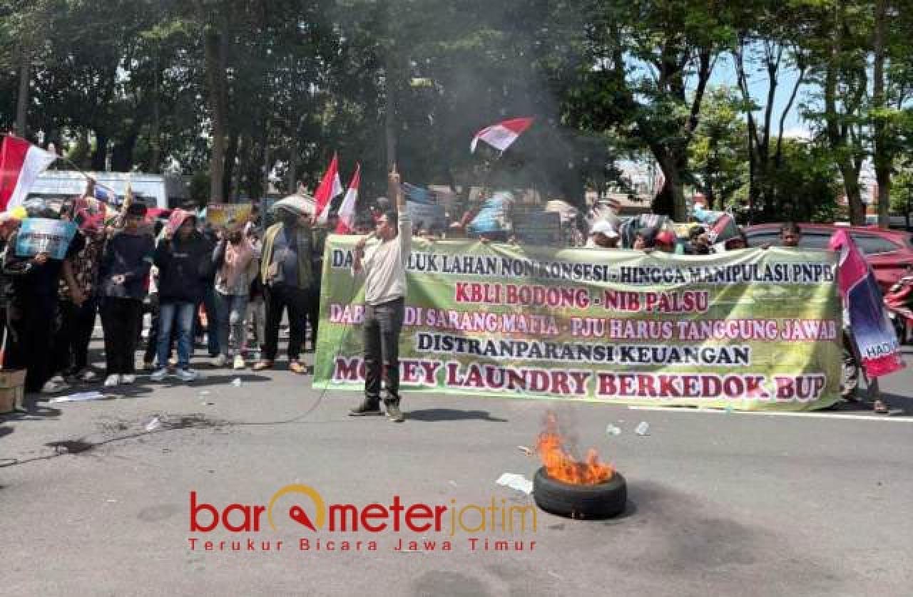 DEMO PT DABN: Holik Ferdiansyah berorasi di depan kantor kejati Jatim. | Foto: Barometerjatim.com/RQ