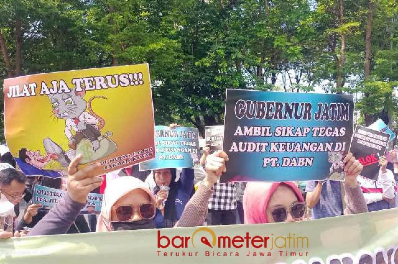 DESAK KEJATI: Massa desak Hadi Mulyo Utomo dan Andri Irawan diperiksa. | Foto: Barometerjatim.com/RQ