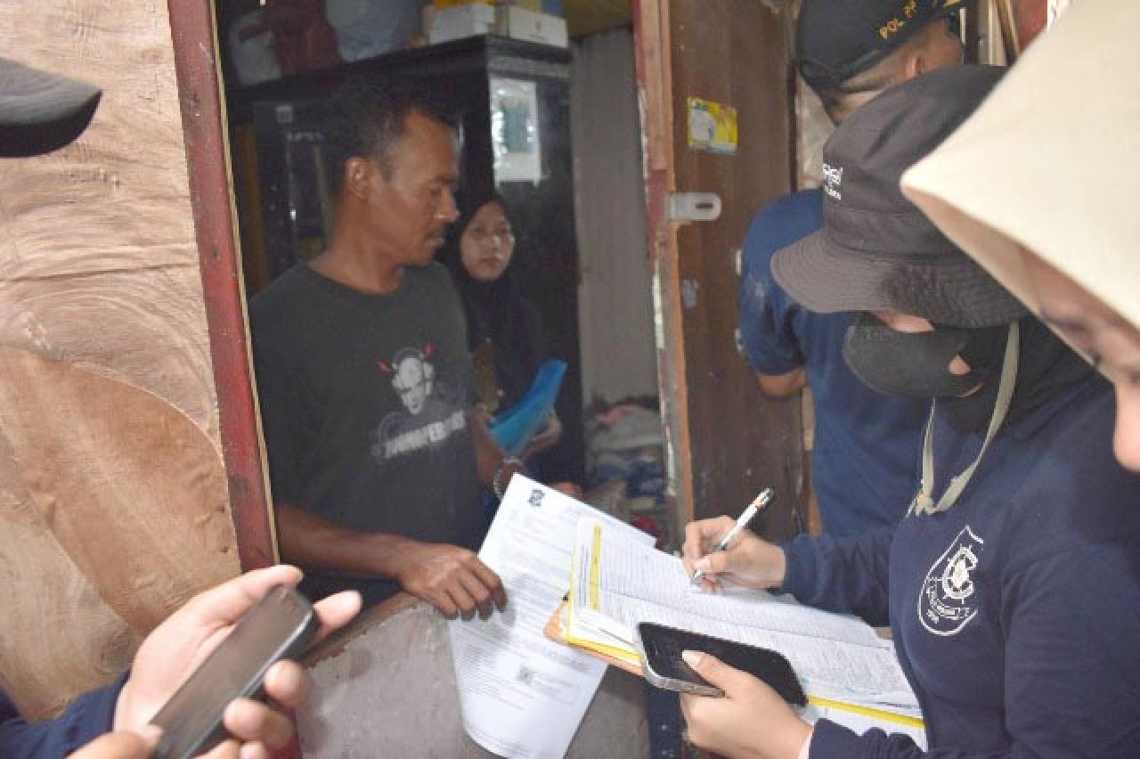SP3: Satpol PP Surabaya memberi SP3 bagi warga yang belum membongkar bangunan. | Foto: Barometerjatim.com/HPS