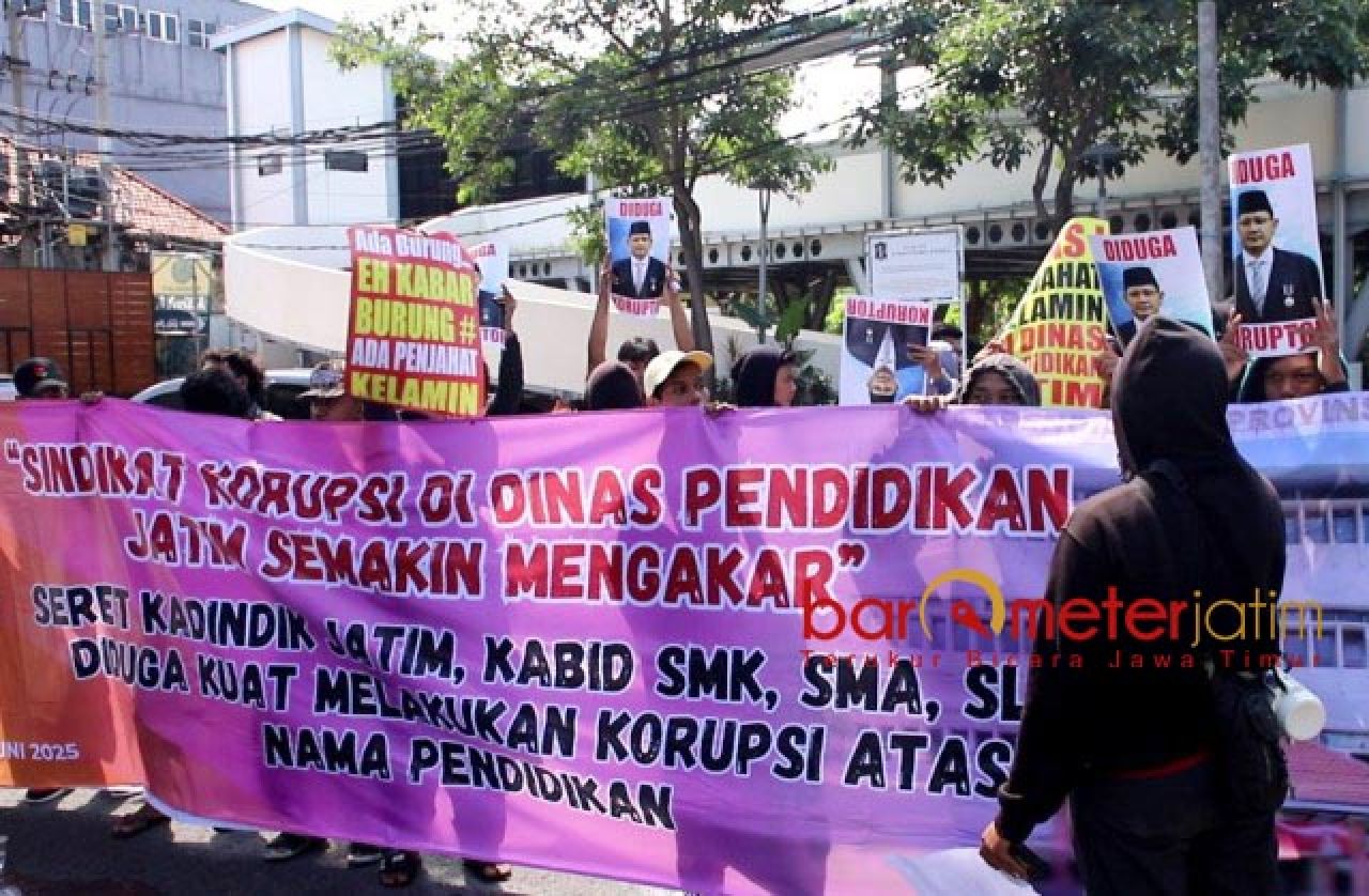 DEMO GAM JATIM: Massa GAM Jatim minta APH usut dugaan korupsi di Dindik Jatim. | Foto: Barometerjatim.com/BKT