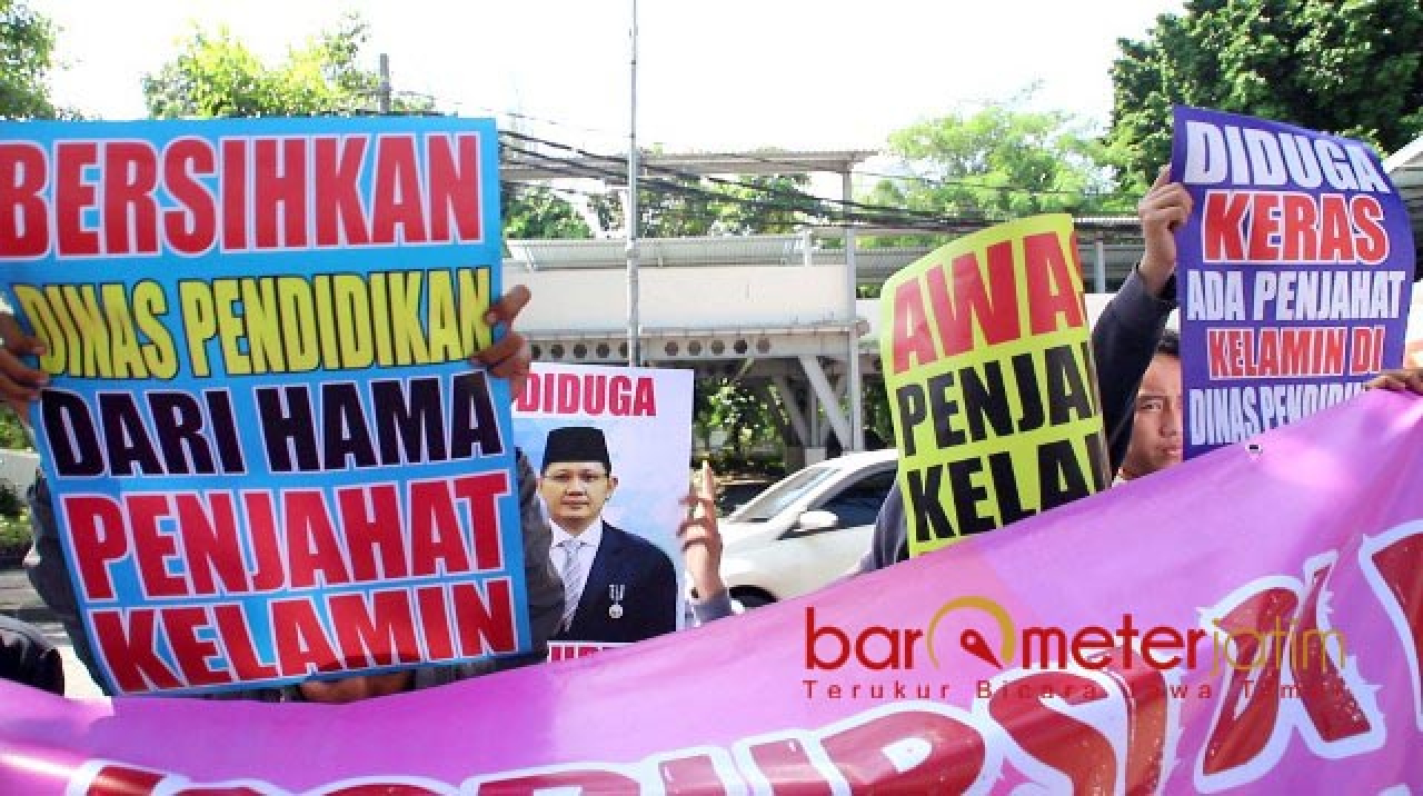 Demo di Dindik Jatim Usung Poster Bersihkan Penjahat Kelamin, Siapa yang Dimaksud?