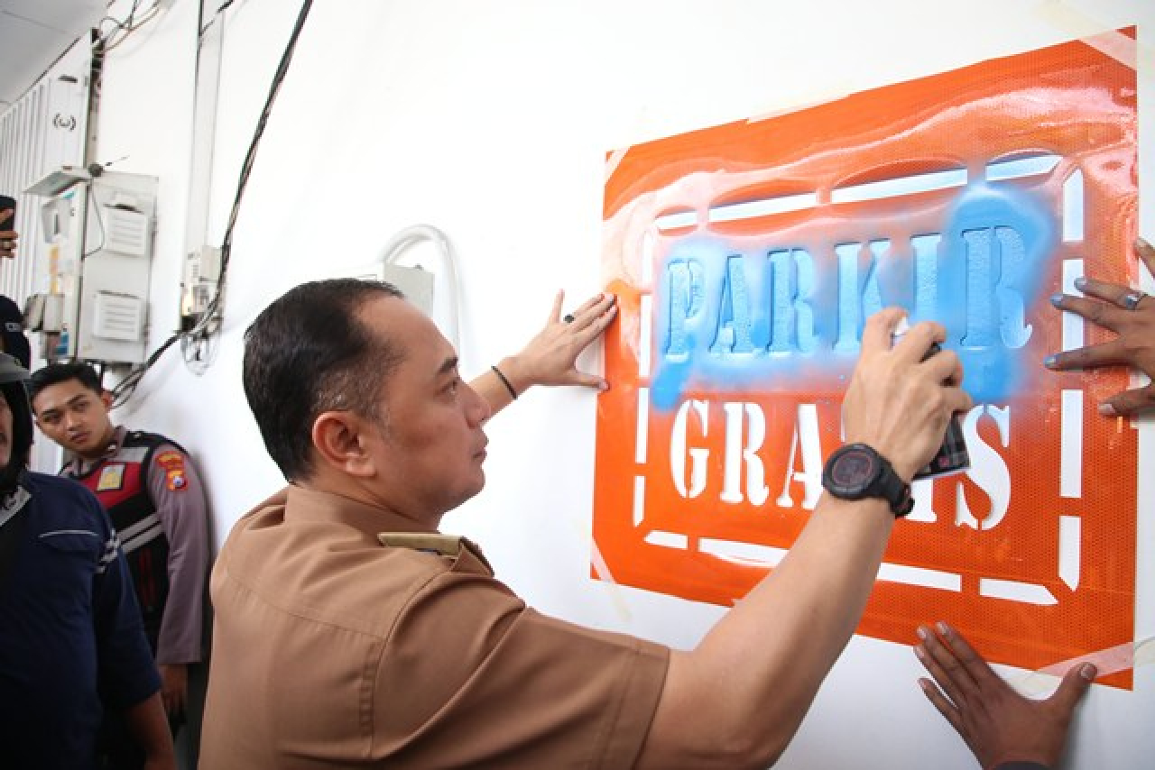 Surabaya Tertibkan Izin Parkir Toko Swalayan, Cak Eri: Untuk Lindungi Konsumen dan Pengusaha