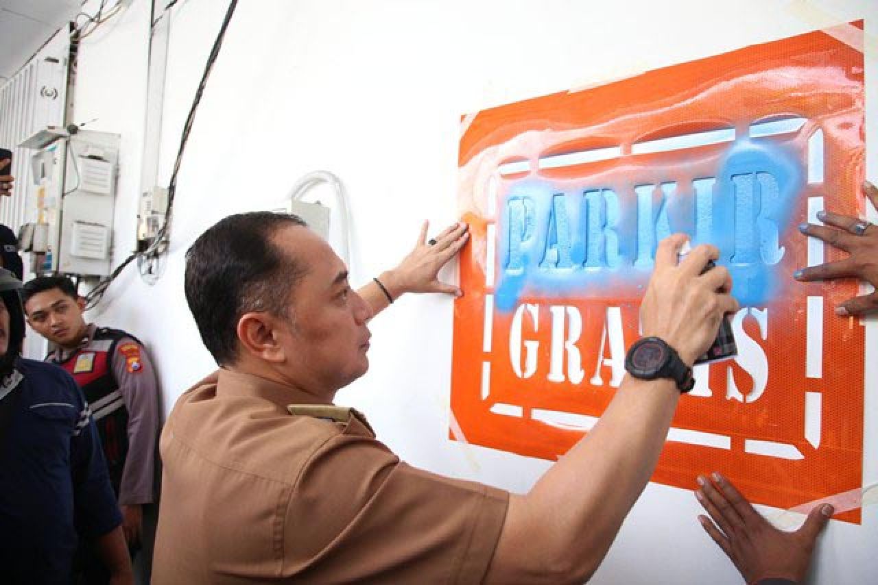 PRAKIR GRATIS: Eri Cahyadi beri tanda parkir gratis di salah satu minimarket. | Foto: Barometerjatim.com/HPS