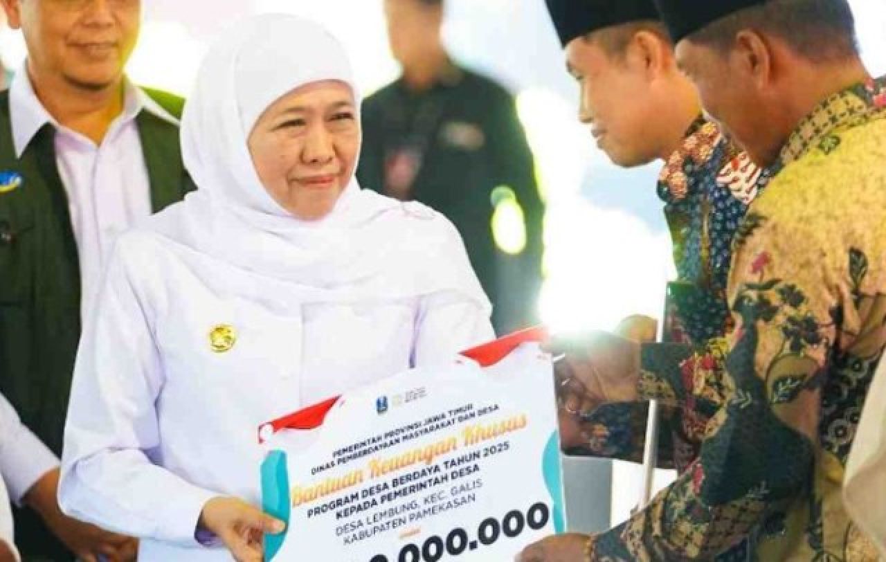 BANSOS: Khofifah salurkan bantuan sosial untuk masyarakat Kabupaten Pamekasan. | Foto: Barometerjatim.com/HPJ