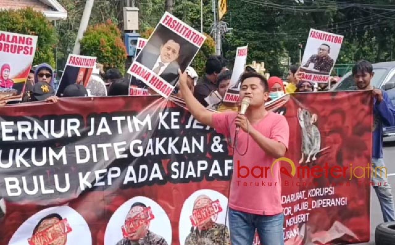 EKS SEKDAPROV: Massa Jaka Jatim juga mengusung poster eks Sekdaprov Jatim, Heru Tjahjono. | Foto: Barometerjatim.com/BKT