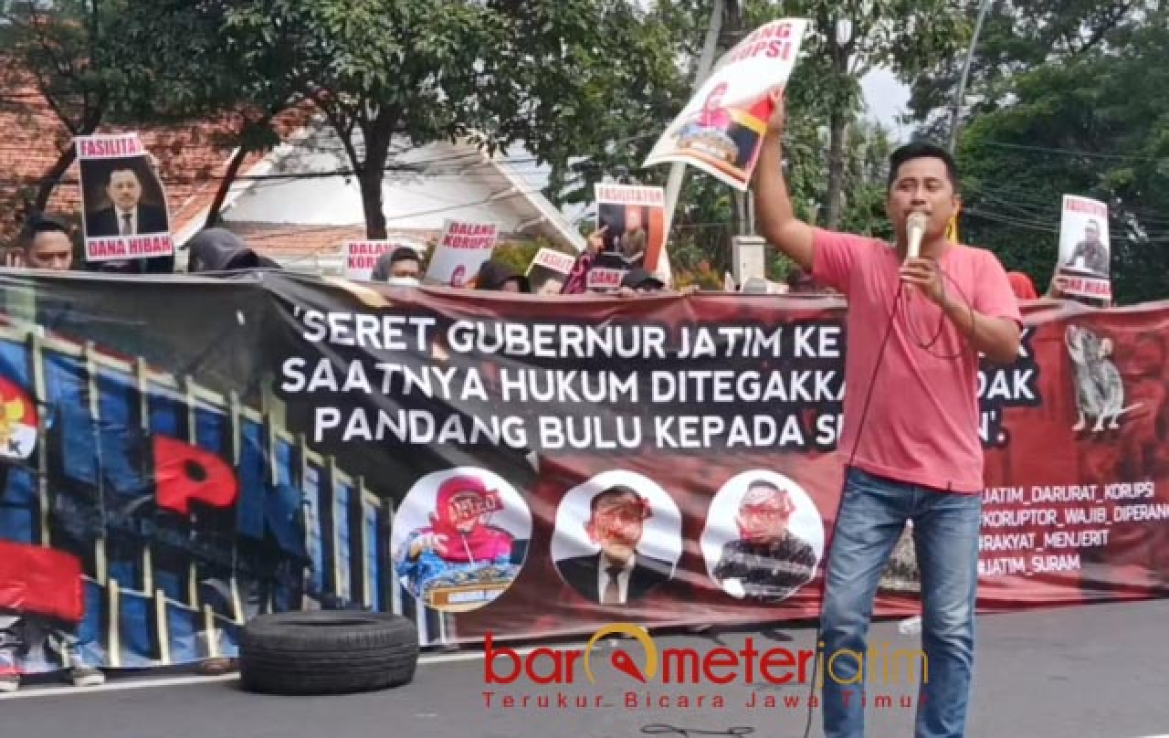 Demo di Grahadi: Jabar Punya Gubernur Konten, Jatim Dipimpin Gubernur Duren!
