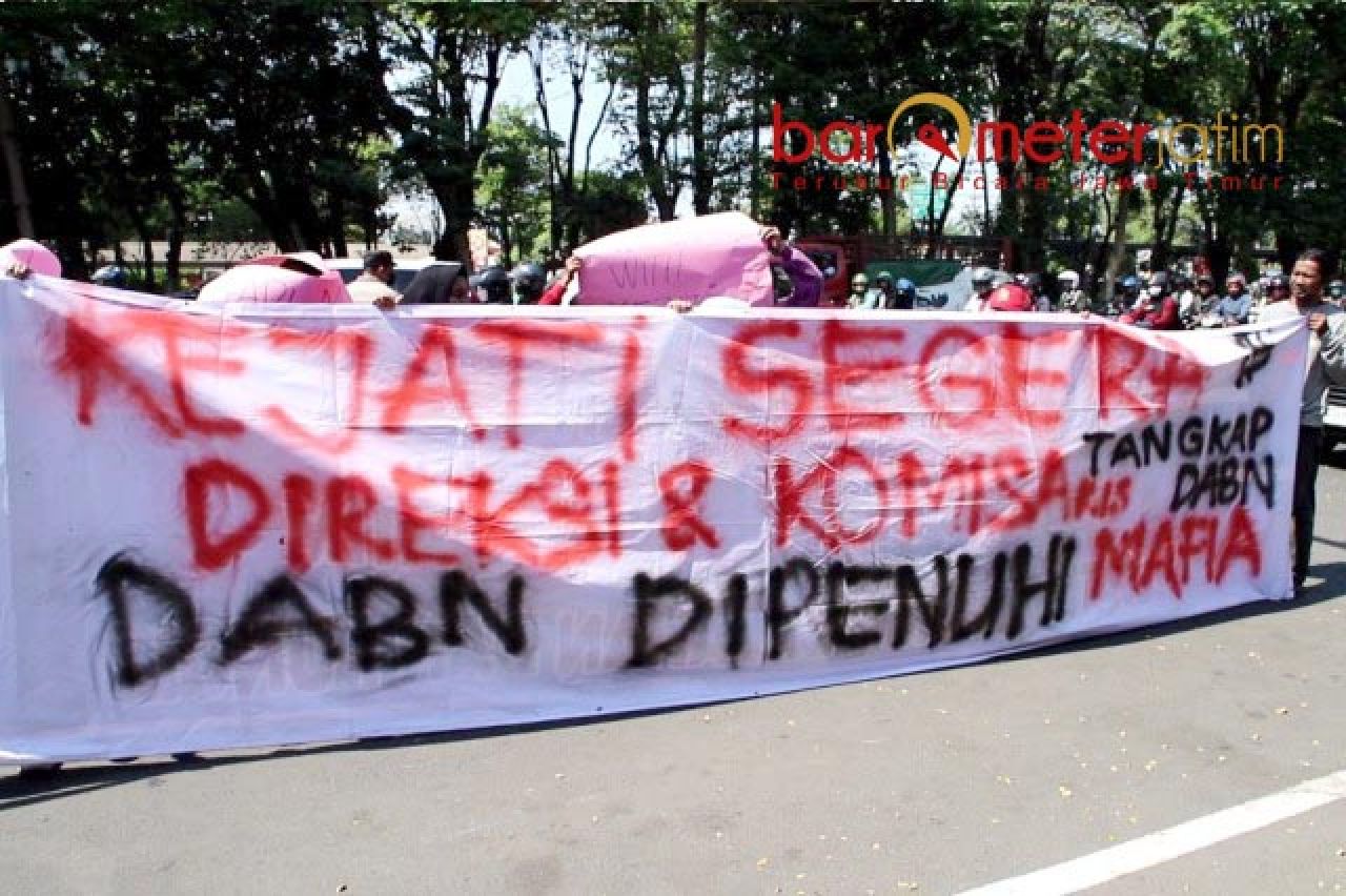 ADILI: Demo minta seluruh komisaris dan direksi PT DABN diusut dan diadili. | Foto: Barometerjatim.com/RQ