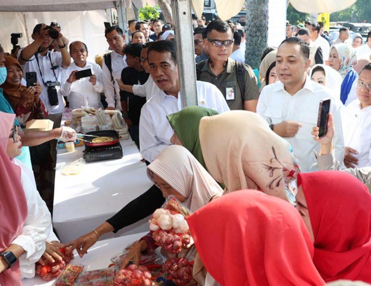 GPM: Menteri Amran bersama Wali Kota Eri hadiri Gerakan Pangan Murah (GPM) di Surabaya. | Foto: Barometerjatim.com/HPS