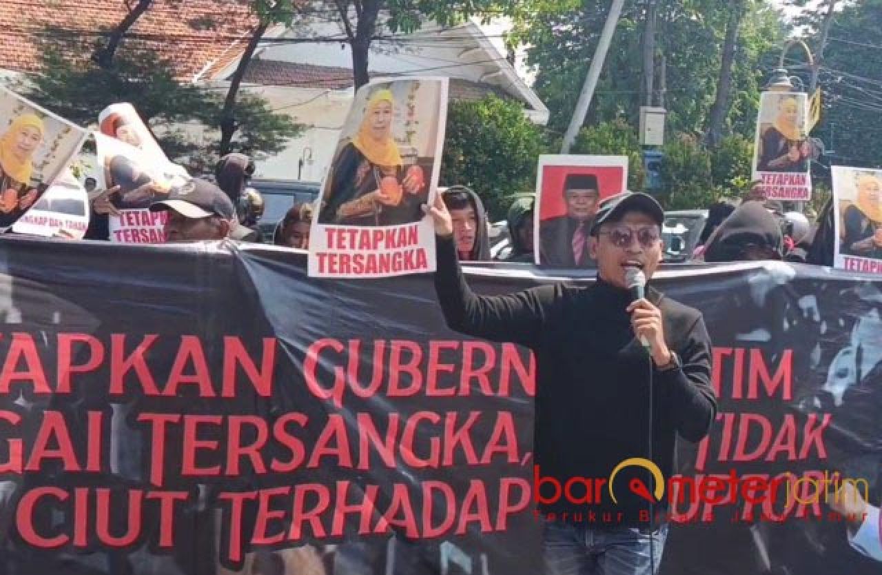 KEBIJAKAN: Sibro Mulisi, yang dibutuhkan warga Jatim bukan nyepil buah tapi nyepil kebijakan. | Foto: Barometerjatim.com/BKT
