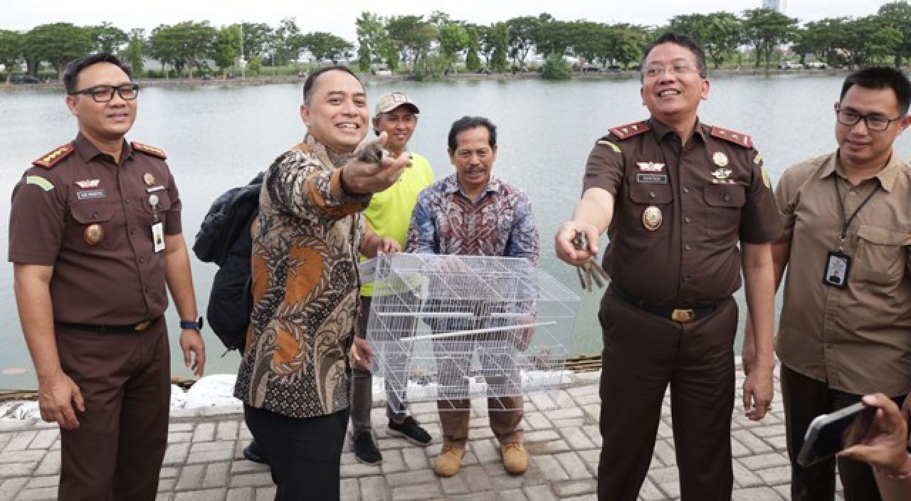 PELEPASAN BURUNG: Kuntadi dan Eri Cahyadi melepas burung untuk menjaga ekosistem. | Foto: Humas 