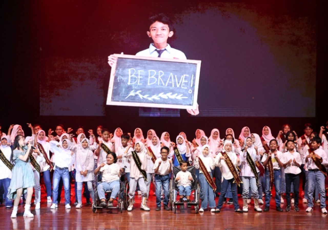 BERANI: Pelajar Surabaya sambut dengan berani Awarding Duta Trantibum. | Foto: Humas