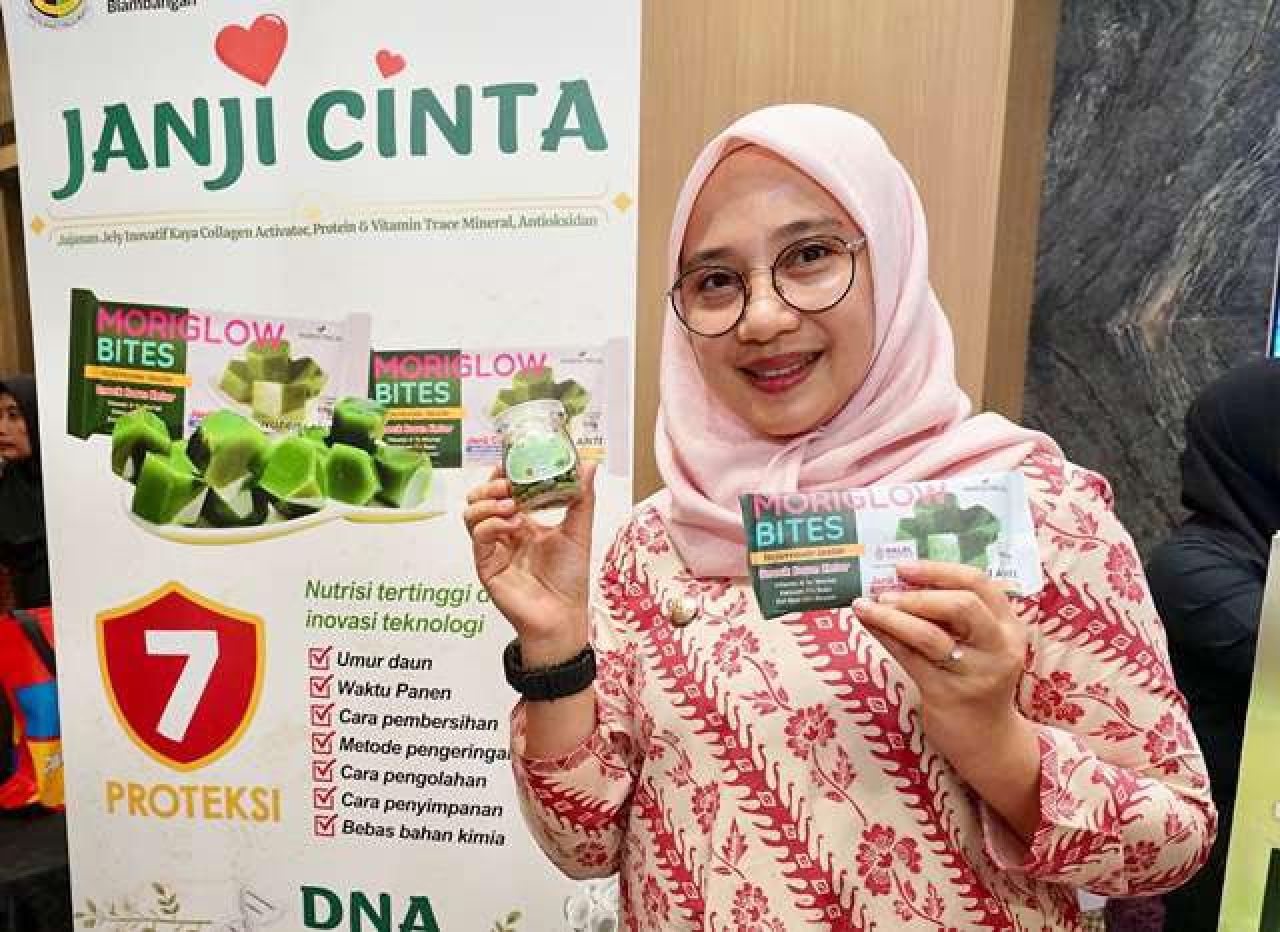 JANJI CINTA: Bupati Banyuwangi, Ipuk Fiestiandani menunjukkan hasil inovasi Janji Cinta. | Foto: Humas BWI