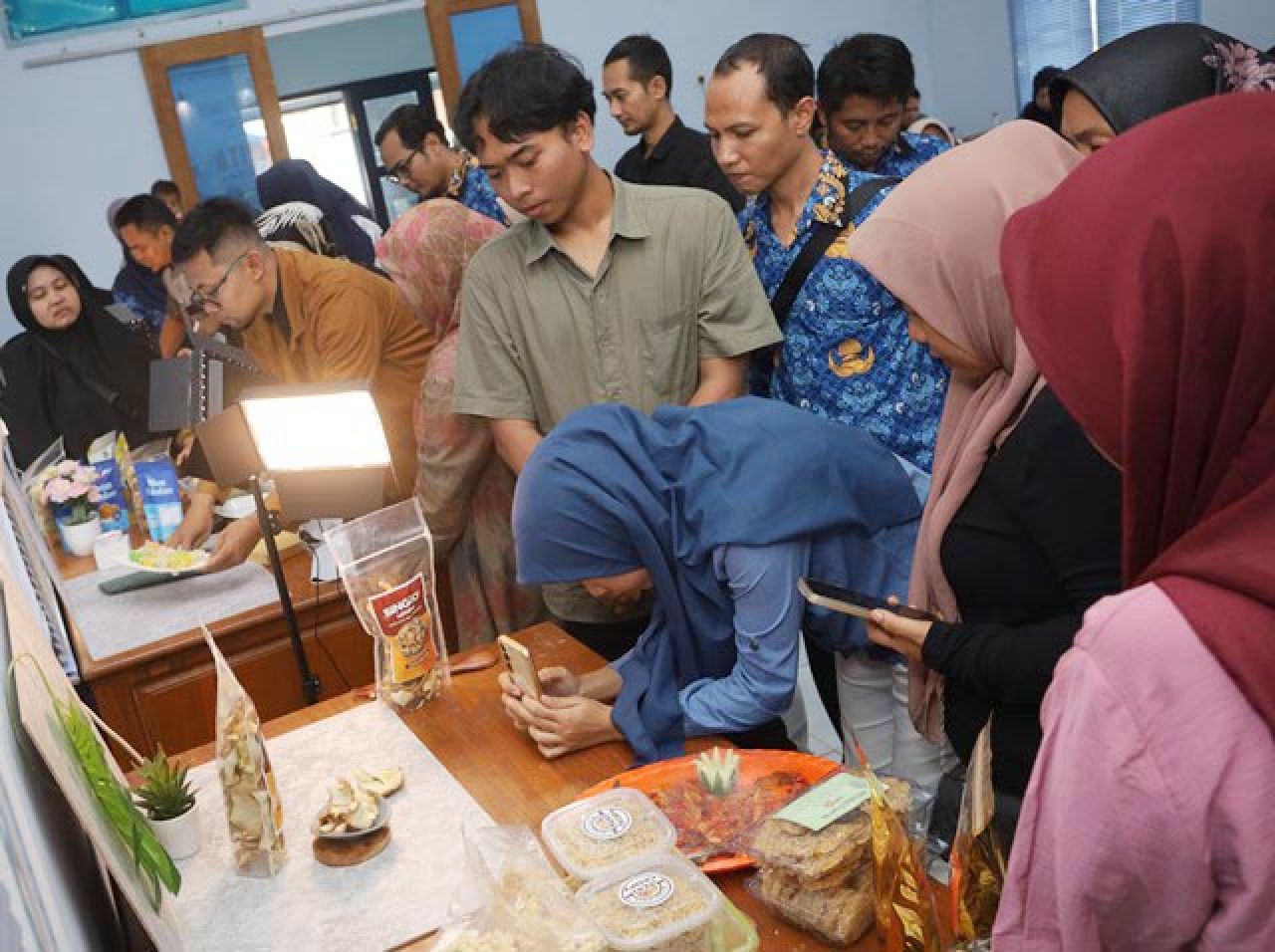 KONTEN KREATOR: Poklahsar dilatih menjadi konten kreator untuk memasarkan produk. | Foto: DKP Jatim