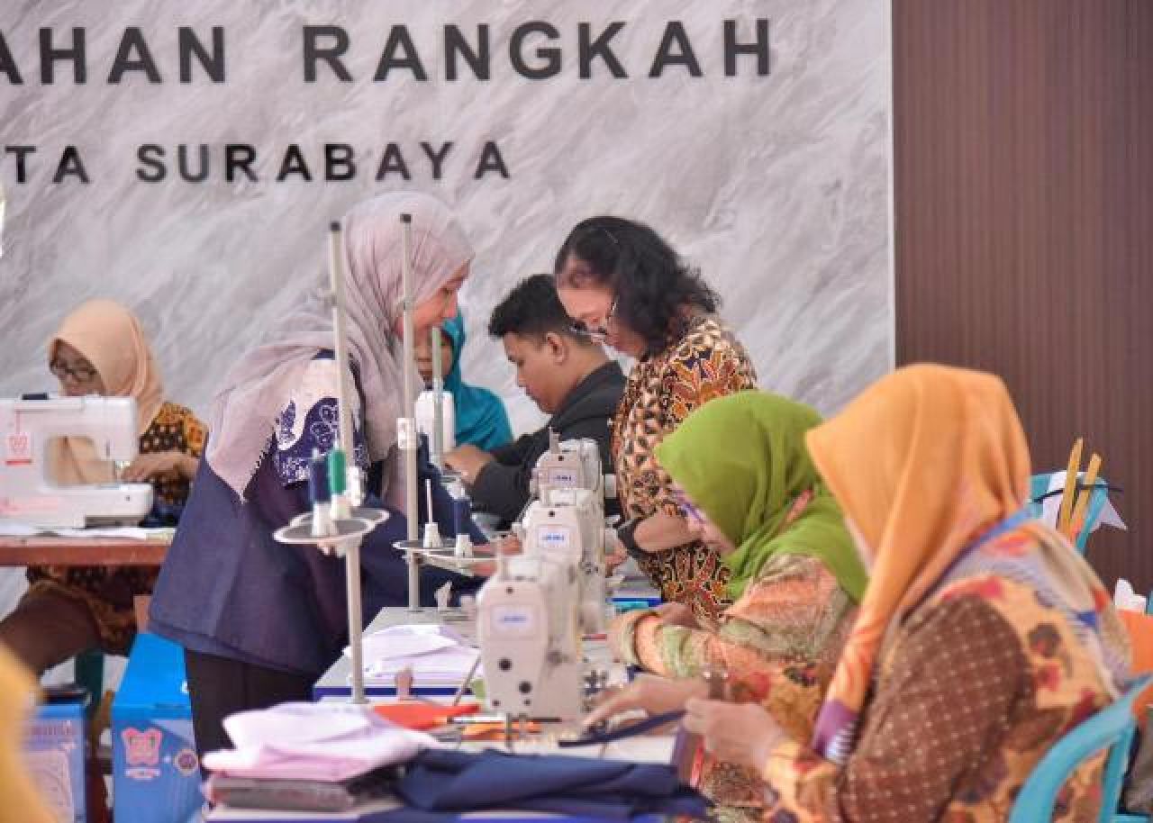 KARYA BERSAMA: Nilai-nilai Pancasila diterapkan dalam bentuk produksi karya bersama. | Foto: Humas