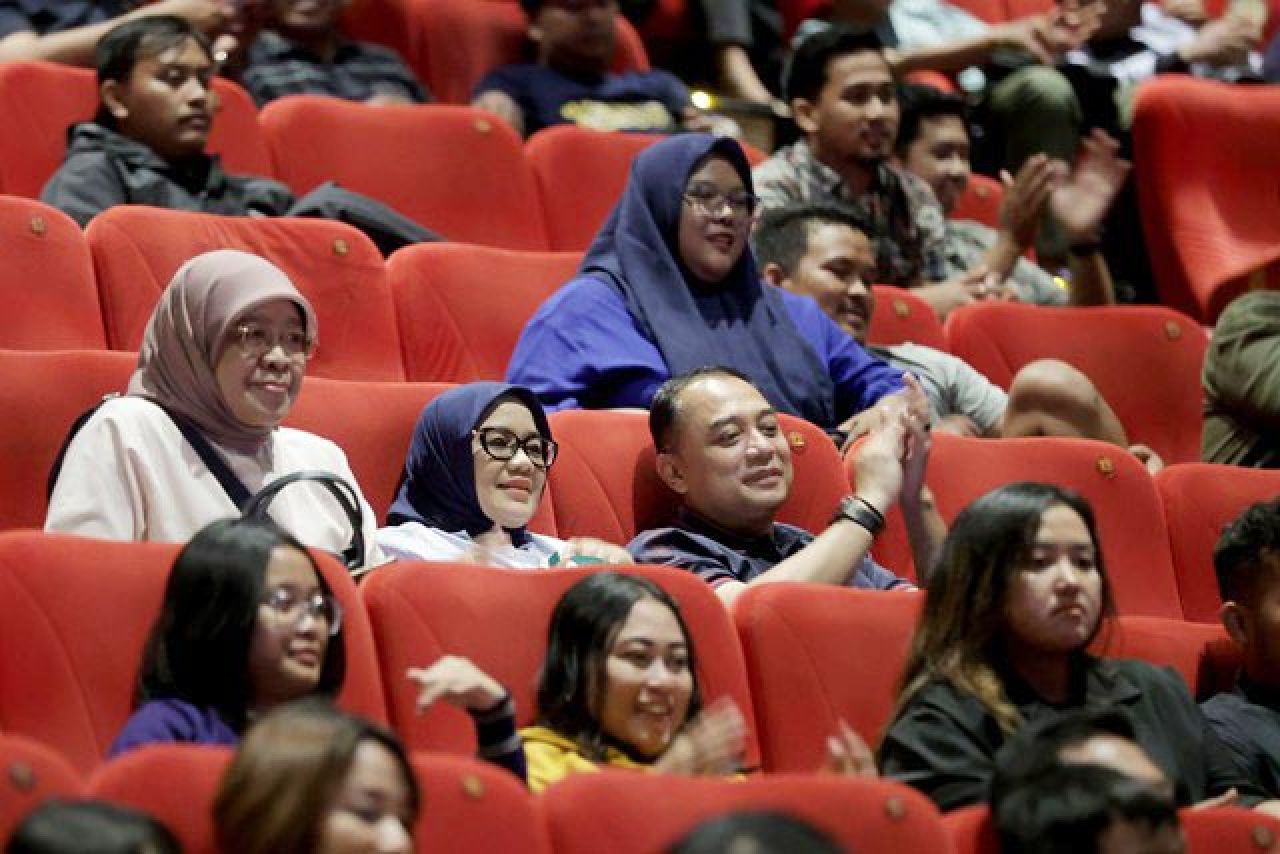 NOBAR: Eri Cahyadi bareng istrinya, Rini Indriyani nobar Film Pesugihan Setan Gagak. | Foto: Humas