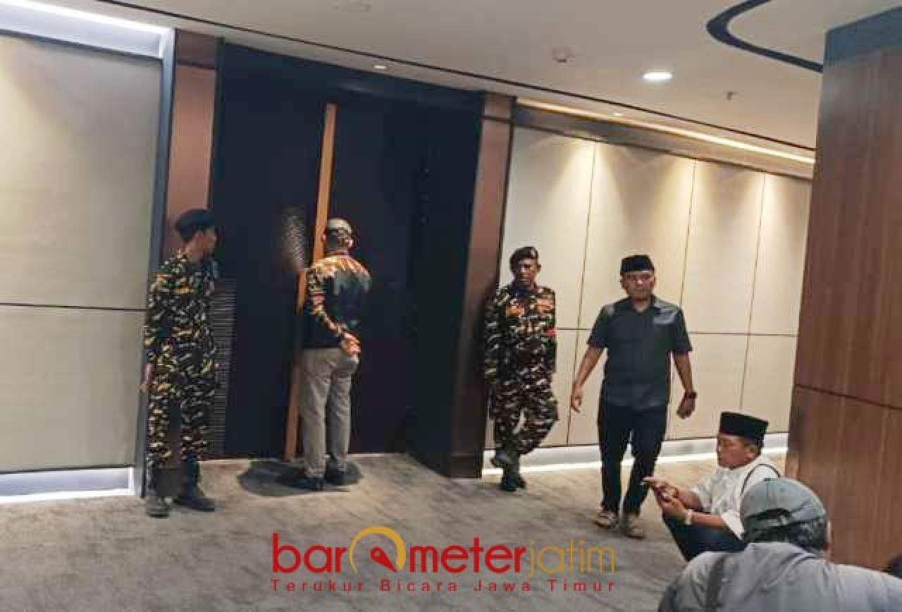 DIJAGA BANSER: Pertemuan Gus Yahya dengan Ketua PWNU se-Indonesia berlangsung tertutup. | Foto: Barometerjatim.com/BKT