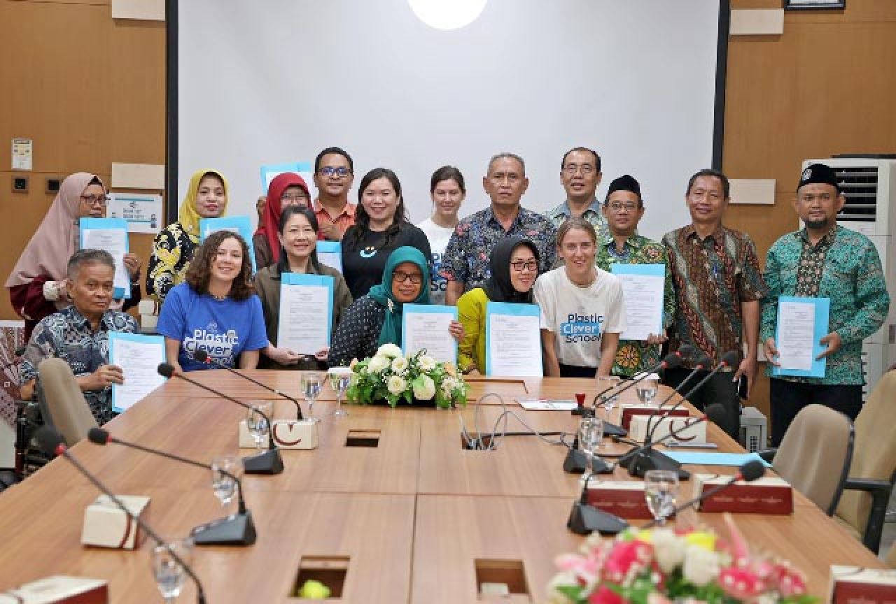 BERSAMA SEKOLAH DUNIA: 10 SMP di Surabaya MoU untuk program Plastic Clever School. | Foto: Humas