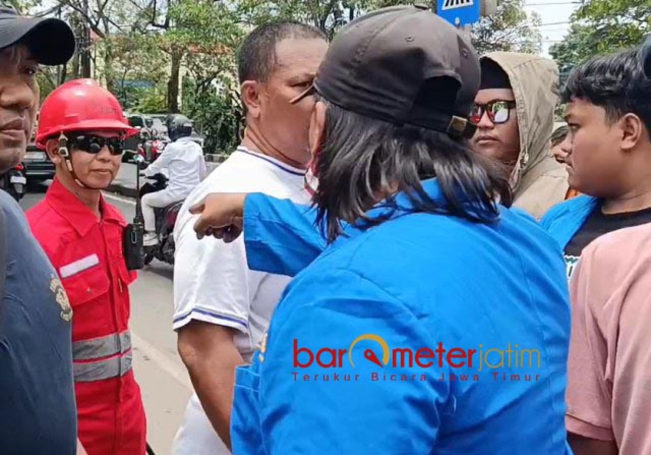 NYARIS BENTROK: Atho'illah Ainur Ridho, tuding pegawai Pertamina provokator. | Foto: Barometerjatim.com/BKT