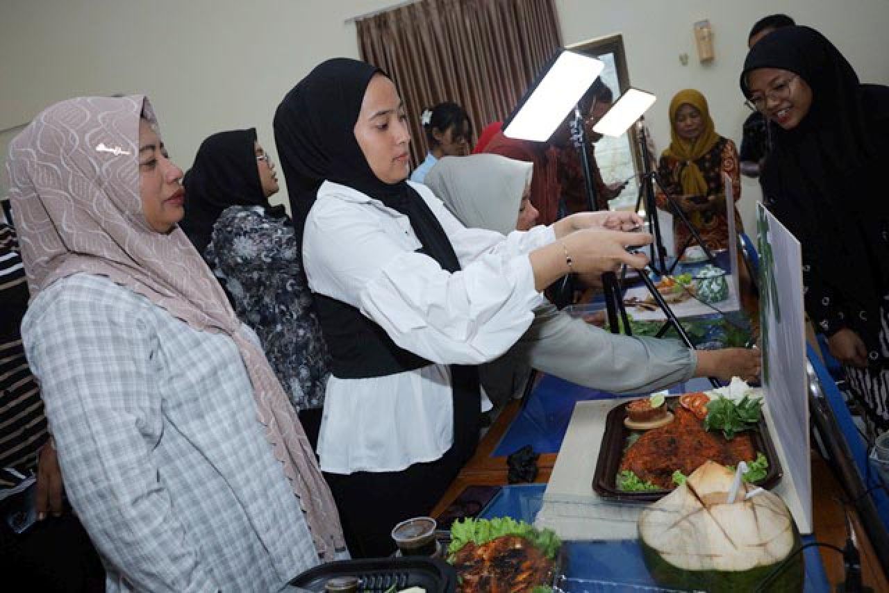 KONTEN KREATOR: Poklahsar diberi pemahaman soal konten kreator untuk Tingkatkan penjualan. | Foto: DKP Jatim