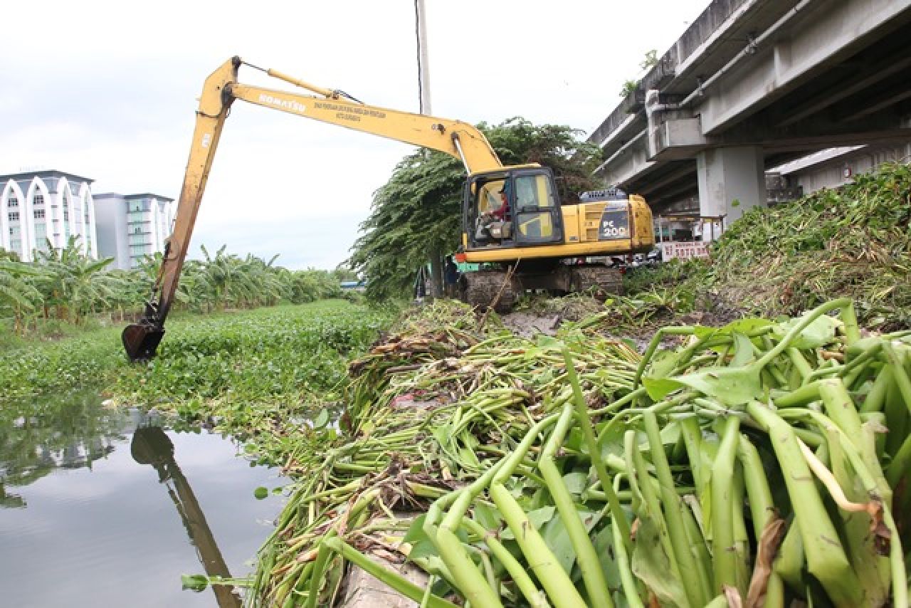 GERCEP: Pemkot Surabaya bersihkan sungai di wilayah UINSA II meskipun masuk wilayah Sidoarjo. | Foto: Barometerjatim.com/HPS