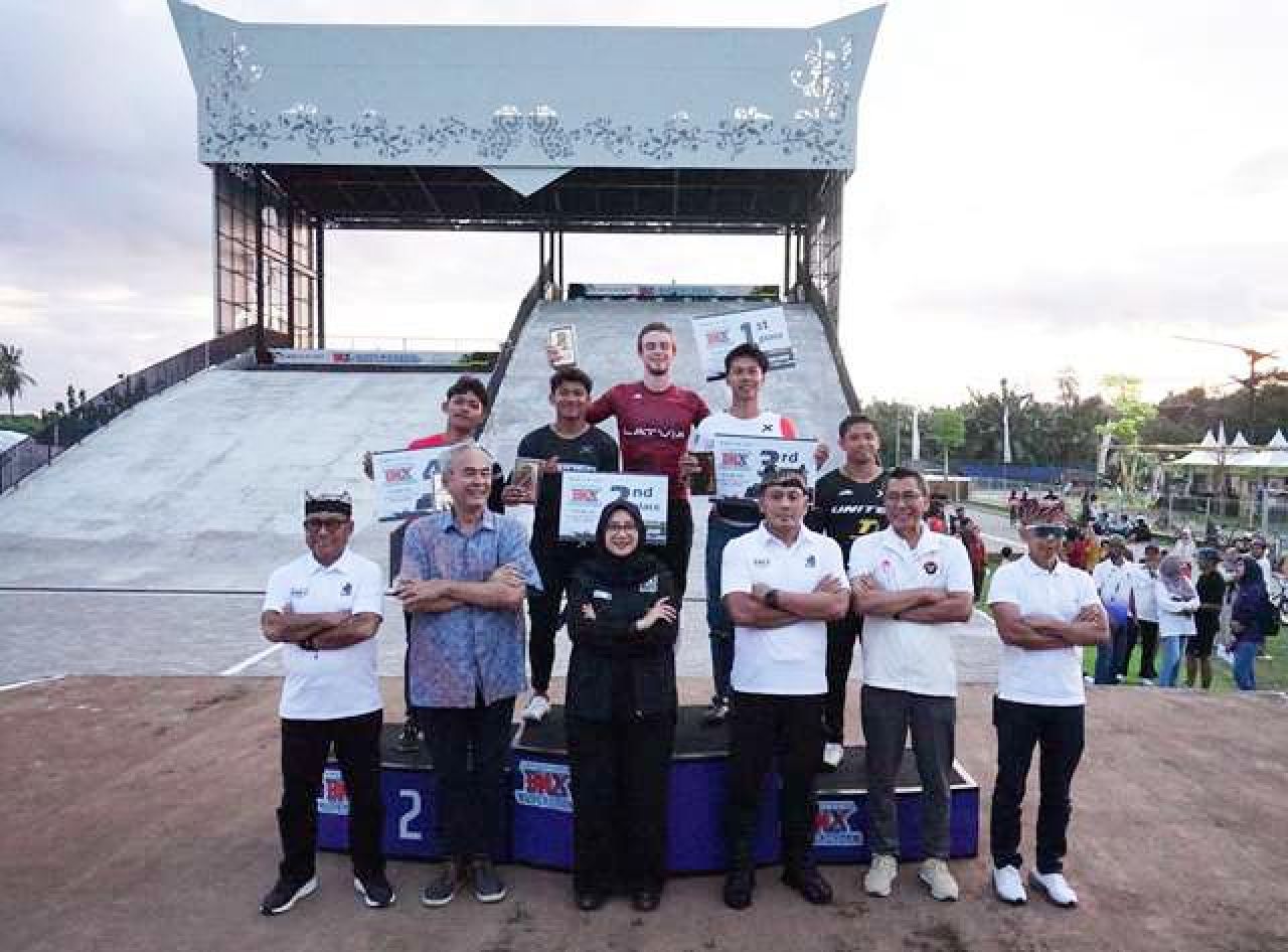 DUKUNGAN PENUH: Bupati Banyuwangi, Ipuk Fiestiandani ikut hadir di podium juara. | Foto: Humas BWI