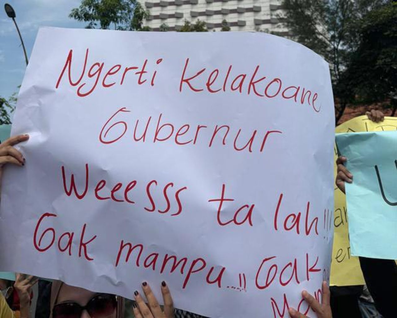 MENOHOK: Salah satu poster Jaka Jatim saat demo di depan Gedung Grahadi. | Foto: Barometerjatim.com/RQ