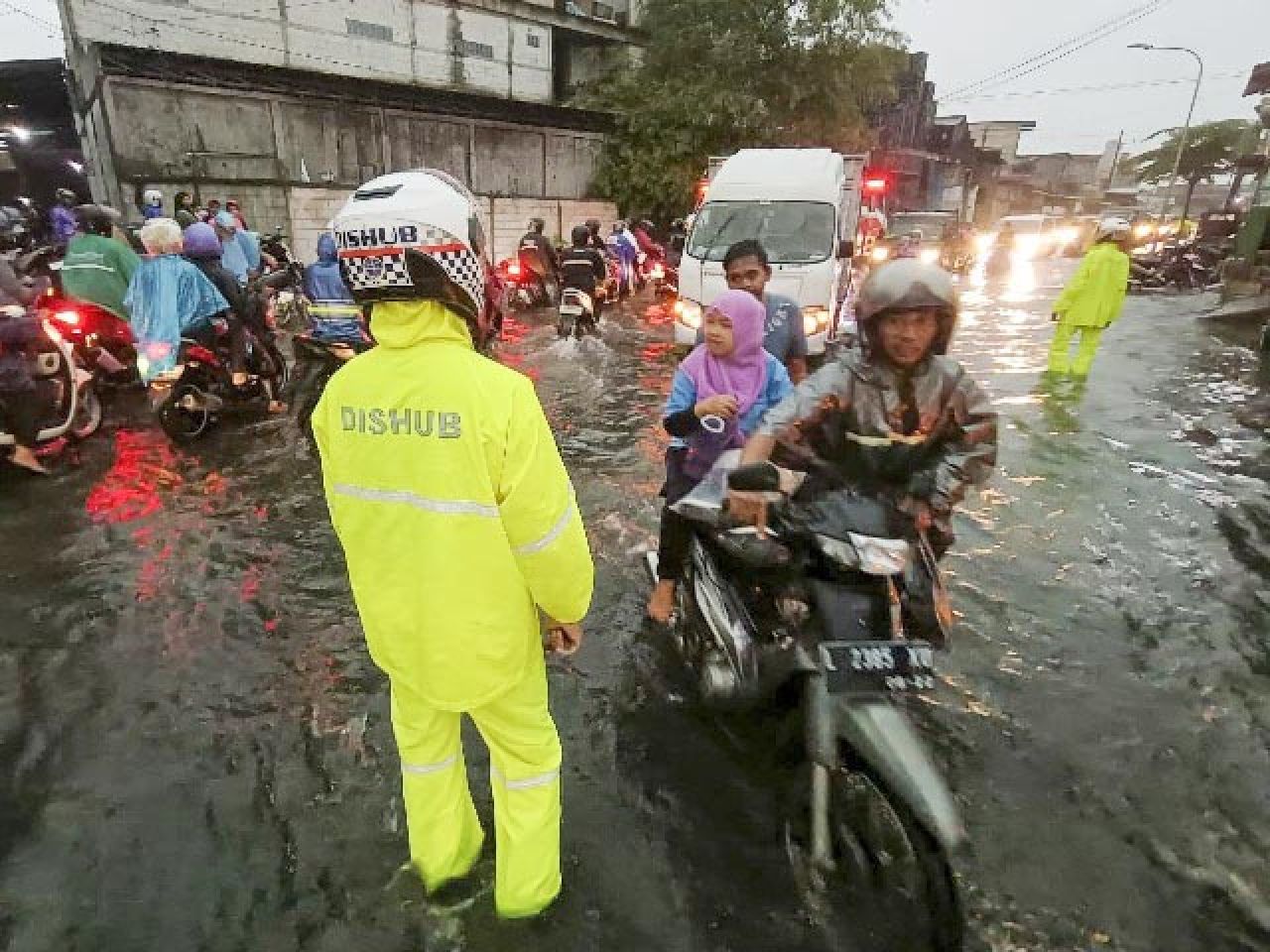 TERGENANG: Sejumlah wilayah di Surabaya tergenang Rabu (5/11/2025) sore hingga malam. | Foto: Barometerjatim.com/HPS