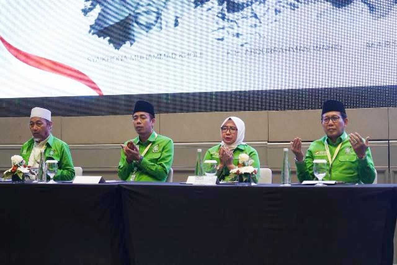 SILAKAN KLAIM: Halim Iskandar (kanan) tak ambil pusing siapa yang ajukan 3 tokoh Jatim Pahlawan Nasional. | Foto: IST