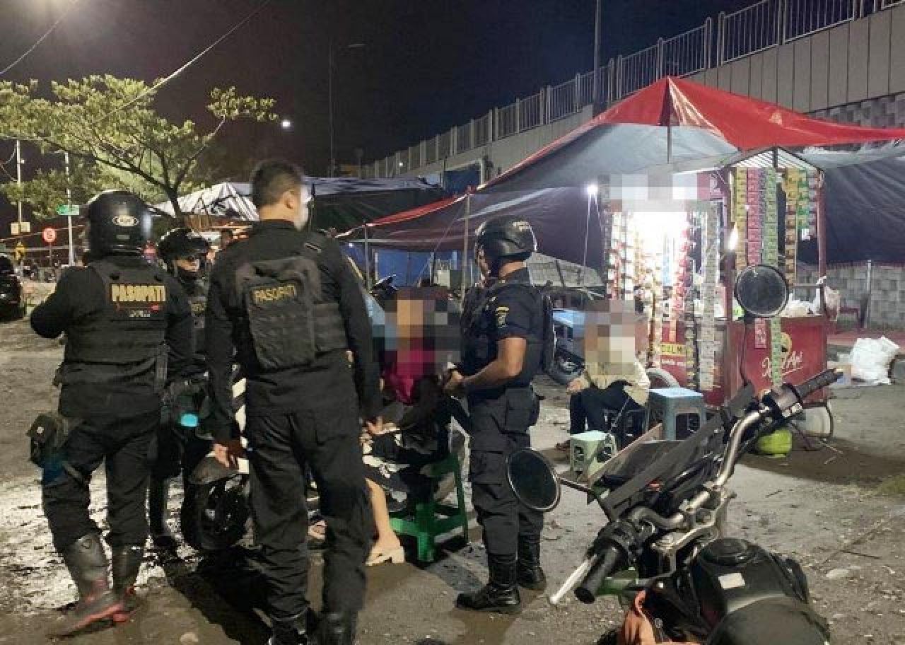 GEREBEK: Satpol PP Surabaya menggerebek warung kopi di bawah Jembatan Suramadu. | Foto: Barometerjatim.com/HPS